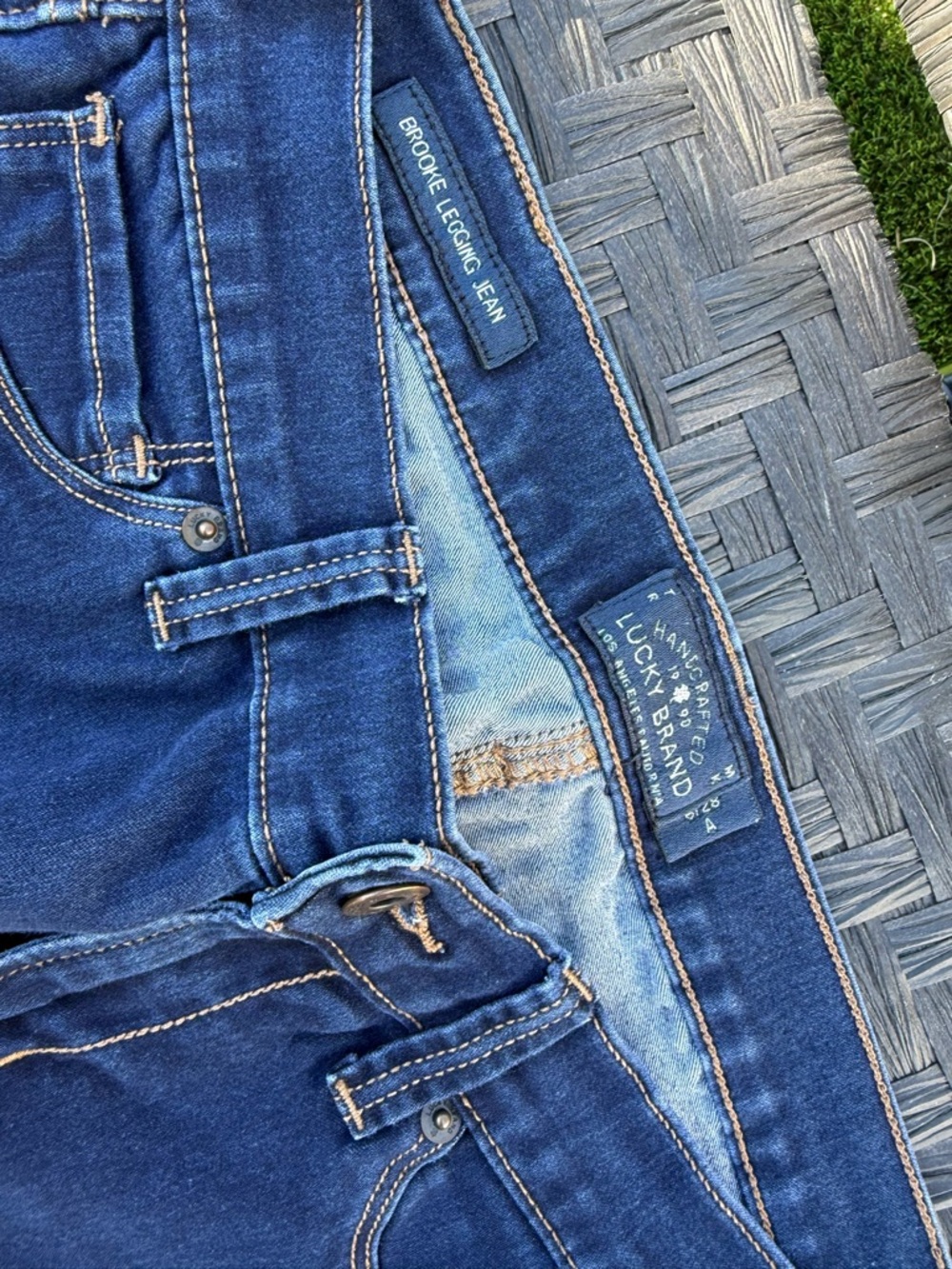 Lucky Brand Women's High-Rise Jeans in Dark Blue Wash - Picture 2 of 3